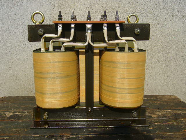 3相から単相変換する変圧器